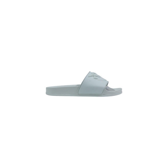 Image 2 : Mules Pinko femme coloris vert sauge posées sur fond blanc, détail du bandeau large avec motif Love Birds — Delvale