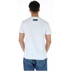 Image 2 : Détail du logo Plein Sport en lettrage texturé noir et rouge sur t-shirt blanc homme — Delvale