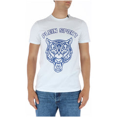 Image 1 : T-shirt Plein Sport homme blanc avec grand print tigre géométrique bleu marine et inscription Plein Sport, porté avec un jean — Delvale
