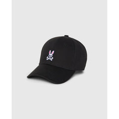 Image 1 : Casquette Psycho Bunny noire de trois quarts avec logo skull bunny brodé en façade sur fond gris clair — Delvale