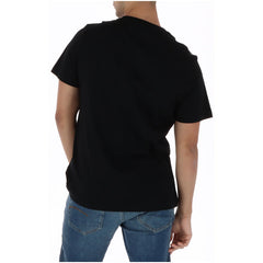 Image 2 : Vue de face du t-shirt Psycho Bunny homme noir, logo iconique skull crossbones en motif rose/violet, coupe droite ajustée — Delvale
