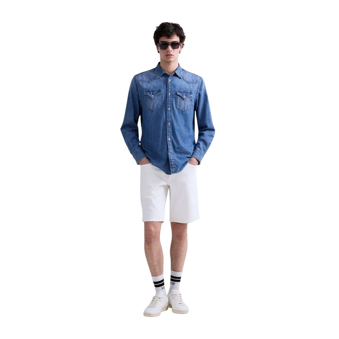 Image 4 : Détail des poches poitrine à rabat chevron et logo brodé rouge de la chemise Replay homme en denim — Delvale