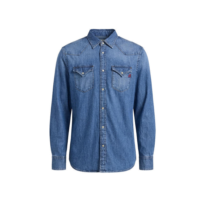 Image 5 : Chemise Replay homme denim western portée avec un pantalon blanc, look casual chic masculin — Delvale