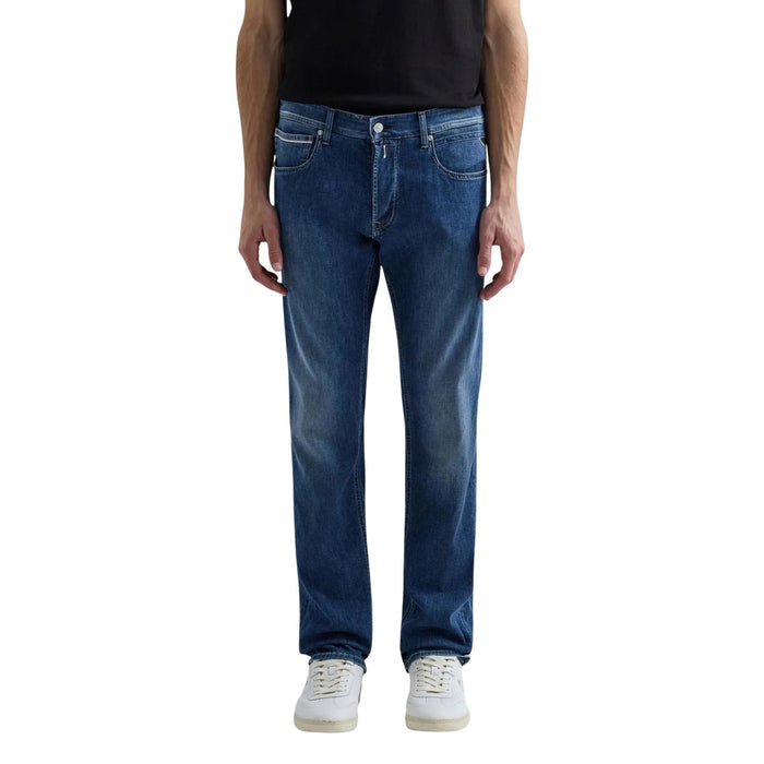 Image 1 : Jean straight Replay homme bleu délavé porté avec t-shirt noir et baskets blanches, vue de face — Delvale