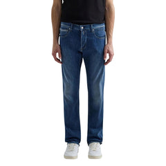Image 1 : Jean straight Replay homme bleu délavé porté avec t-shirt noir et baskets blanches, vue de face — Delvale