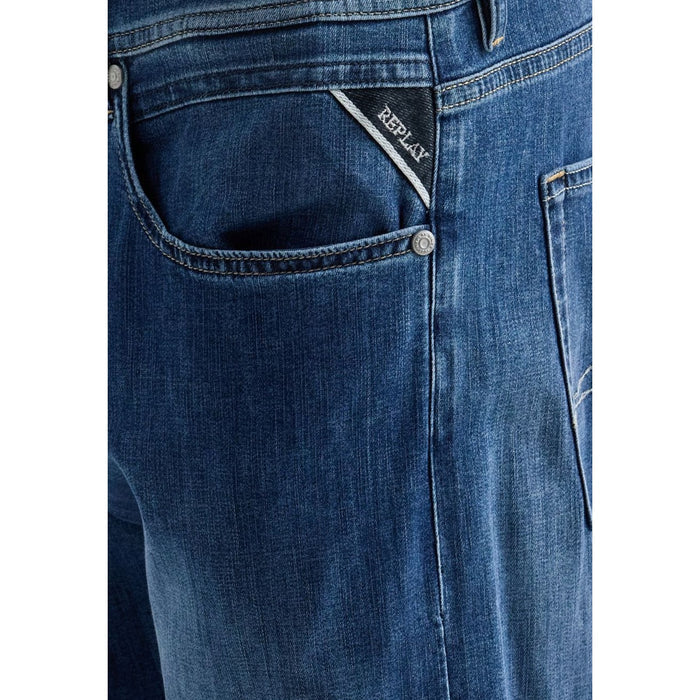 Image 4 : Silhouette complète jean Replay homme coupe straight bleu délavé associé à des sneakers blanches — Delvale