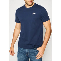 Image 1 : T-shirt Nike Sportswear Club homme bleu marine, col rond et logo Futura brodé blanc sur la poitrine, porté avec un jean — Delvale
