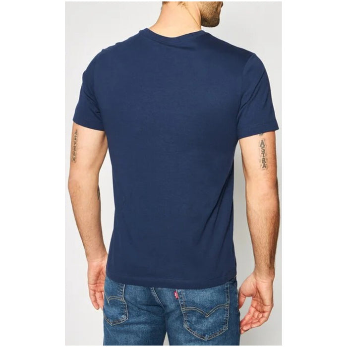 Image 2 : Vue de face du t-shirt Nike homme bleu marine à manches courtes, logo Nike brodé visible côté cœur, coupe régulière — Delvale