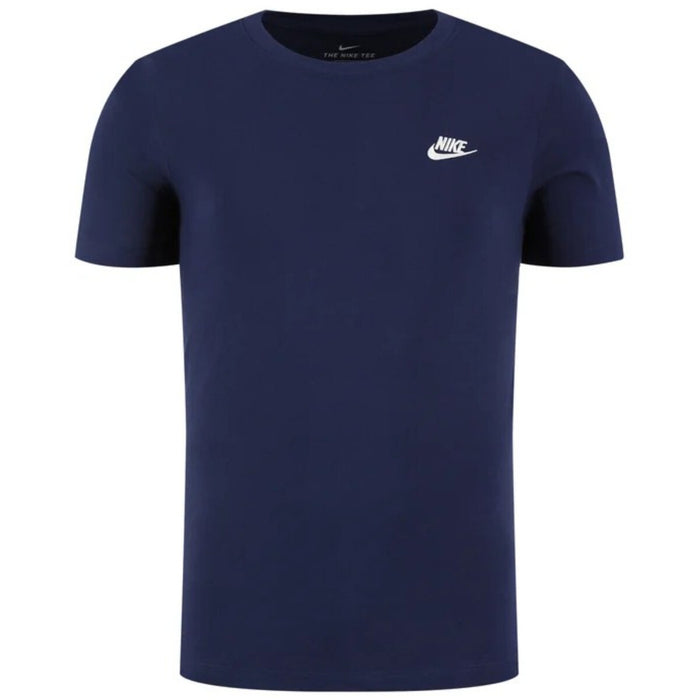 Image 3 : Détail du logo Futura Nike brodé en blanc sur t-shirt bleu marine, encolure ronde côtelée, tissu coton uni — Delvale