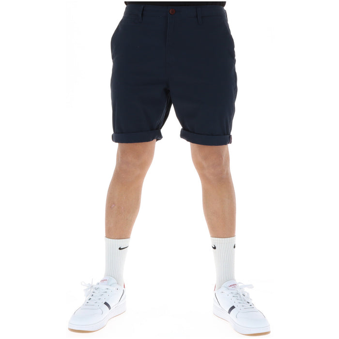 Image 1 : Bermuda chino Superdry homme bleu marine, vue de face portée avec baskets Lacoste blanches — Delvale