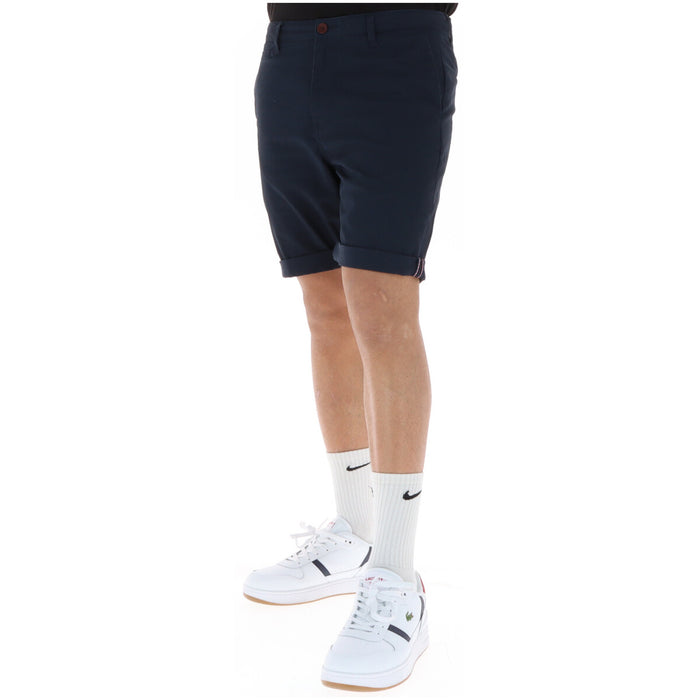 Image 3 : Bermuda Superdry homme porté avec revers retroussés, coton stretch bleu marine, look casual urbain — Delvale