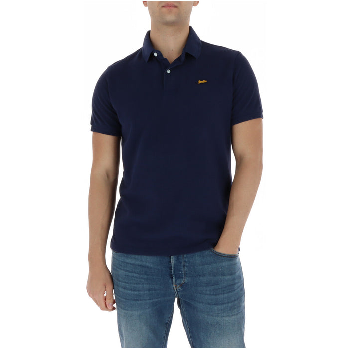 Image 5 : Polo Superdry blanc homme porté avec jean denim bleu, look casual chic — Delvale