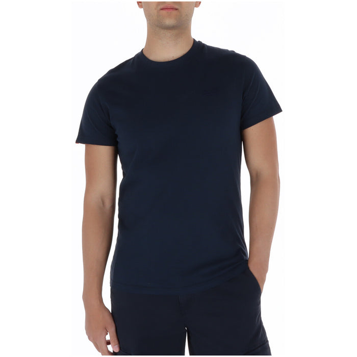 Image 1 : T-shirt Superdry homme col rond bleu marine, coupe ajustée, manches courtes, porté avec un short marine — Delvale
