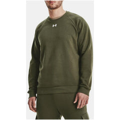 Sweat col rond Under Armour homme vert kaki coupe régulière porté avec jogging cargo kaki, vue de face trois quarts