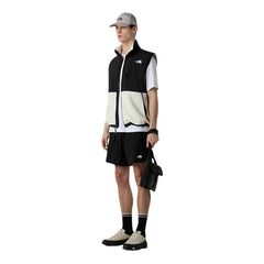 Image 2 : Détail du bermuda The North Face homme noir, matière polyester légère et coupe droite au-dessus du genou — Delvale