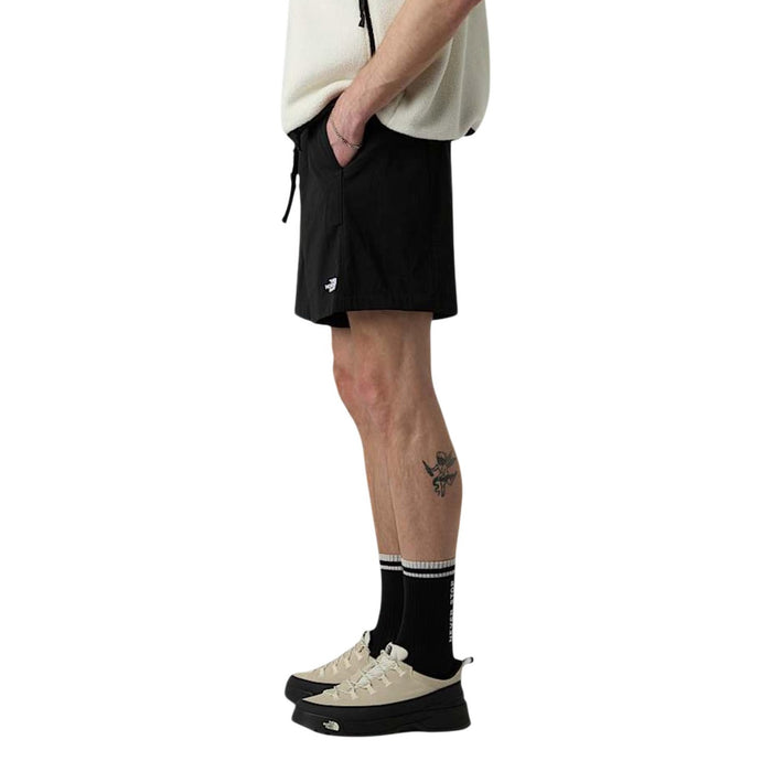 Image 3 : Look complet homme avec bermuda The North Face noir associé à une veste polaire et des sneakers The North Face — Delvale