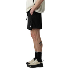 Image 3 : Look complet homme avec bermuda The North Face noir associé à une veste polaire et des sneakers The North Face — Delvale
