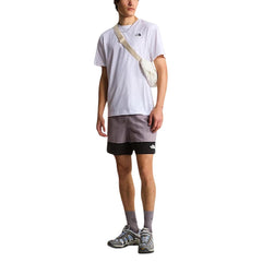 Image 2 : T-shirt The North Face homme blanc manches courtes porté avec un short gris — Delvale