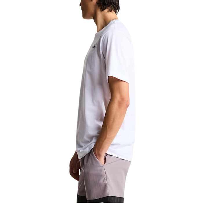 Image 3 : Détail logo The North Face brodé sur la poitrine d'un t-shirt blanc homme — Delvale