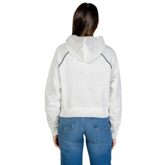 Image 2 : Détail du badge logo Tommy Jeans brodé sur le devant du sweat à capuche blanc — Delvale