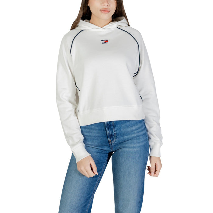 Image 5 : Look complet hoodie blanc Tommy Hilfiger Jeans associé à un jean bleu, style casual urbain — Delvale