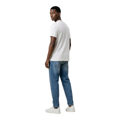 Image 3 : T-shirt blanc Tommy Hilfiger Jeans homme porté, vue d'ensemble — Delvale