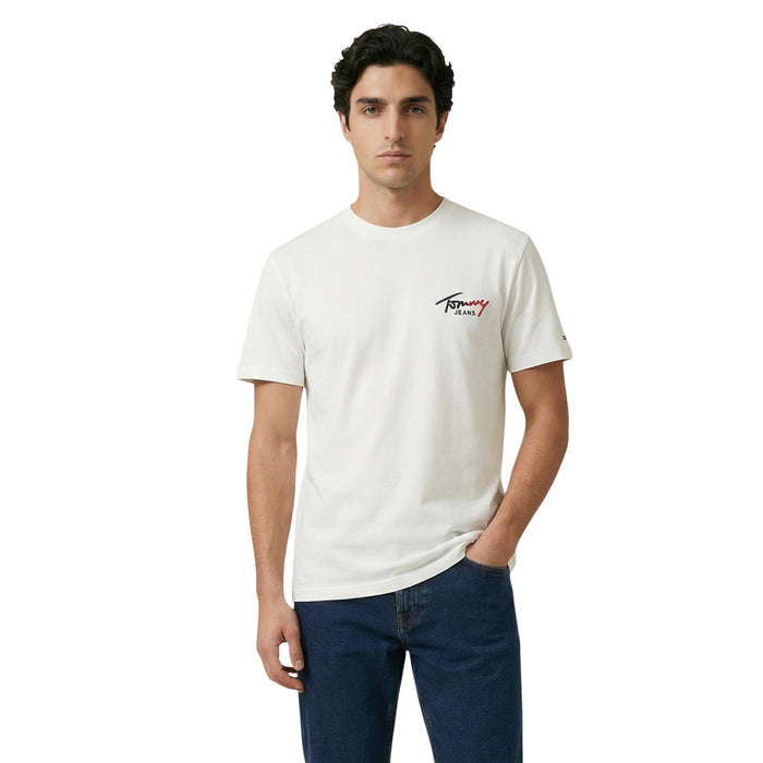 Image 5 : T-shirt Tommy Hilfiger Jeans homme noir porté, style urbain décontracté — Delvale