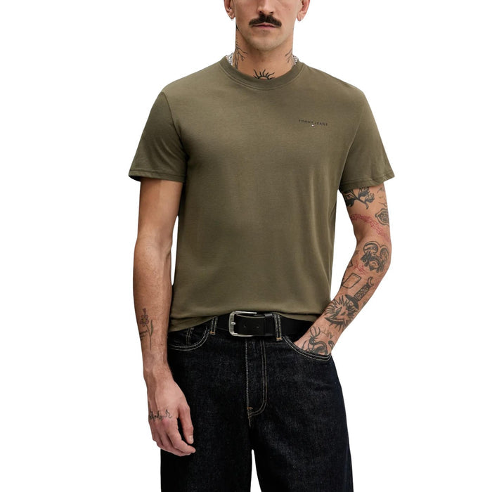 Image 6 : T-shirt Tommy Hilfiger Jeans homme vert porté avec jean, look casual — Delvale