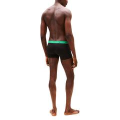 Image 3 : Boxers Tommy Hilfiger homme tissu noir stretch, ceinture verte logotée au premier plan — Delvale