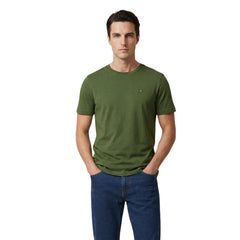 Image 1 : Homme portant un t-shirt Tommy Hilfiger vert kaki col rond avec logo drapeau tricolore brodé, vue de face — Delvale