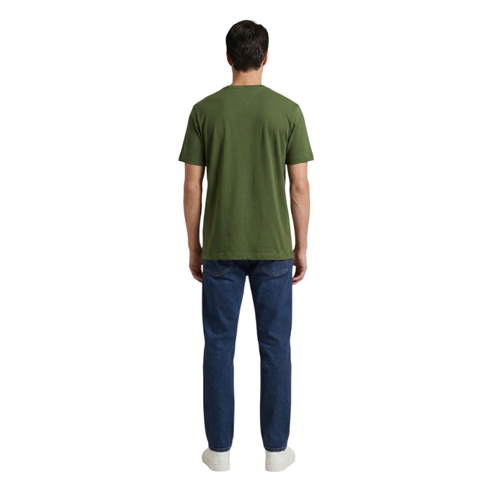 Image 2 : T-shirt Tommy Hilfiger homme vert, coupe regular fit, manches courtes, porté avec un jean brut — Delvale