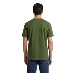 Image 3 : Détail du logo drapeau tricolore Tommy Hilfiger brodé sur la poitrine gauche du t-shirt vert — Delvale